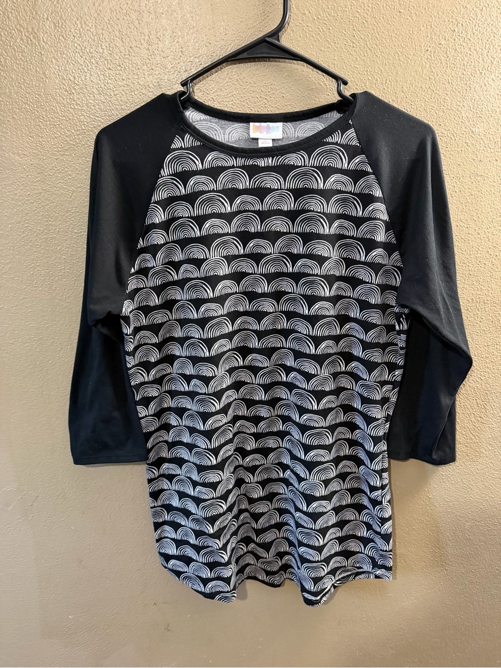 LuLaRoe Black & White Raglan Tee with Scallop Wave Print